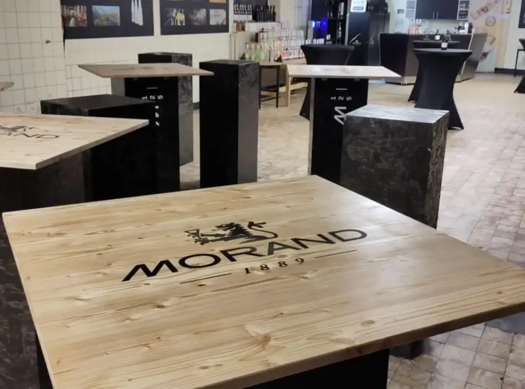 gravure laser table logo entreprise